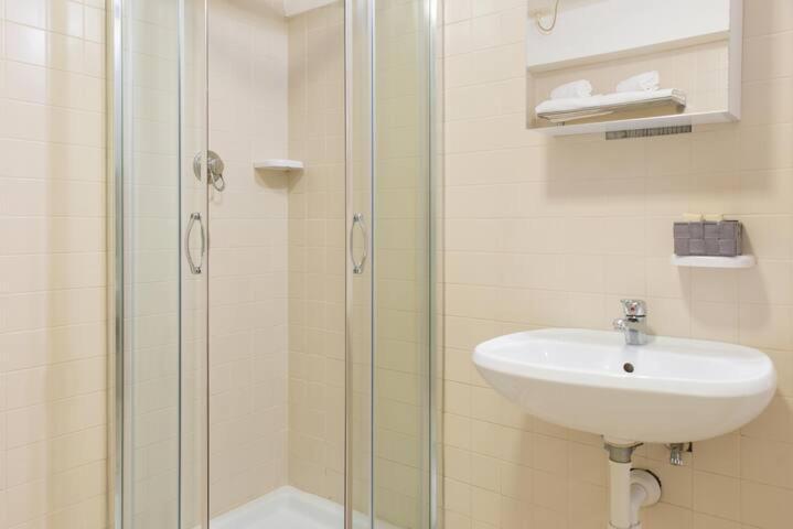 -spacious And Flat With Private Patio Apartamento *